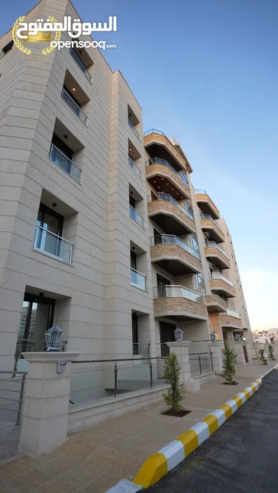 شقة للبيع طابق ارضي 95م مع ترس 50م (سكنية - استثمارية) في ديرغبار شارع ال 60 ، مطبخ راكب ، تدفئة غاز