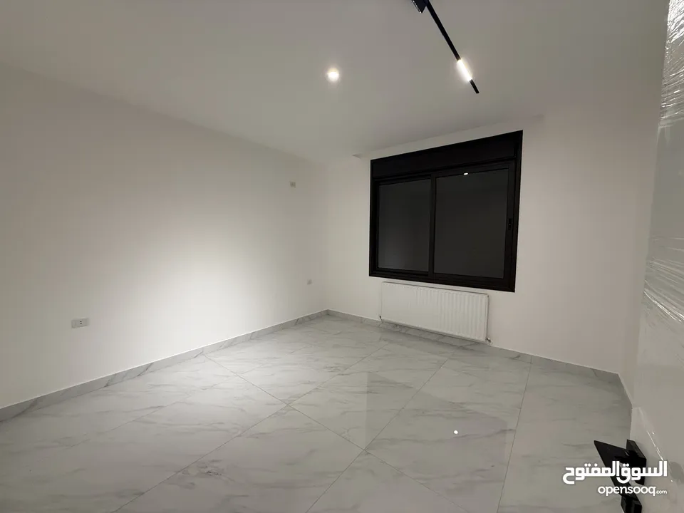 بالاقساط شقة طابق ارضي مساحة 200 م + 100 م ترس