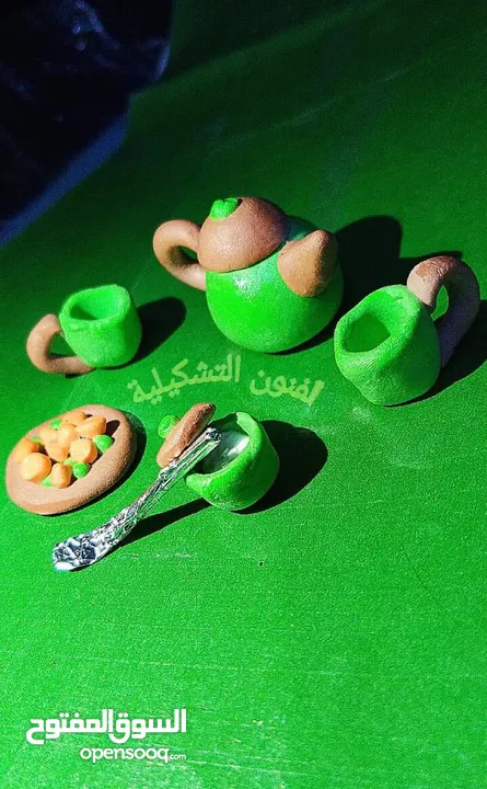 مجسم بيت خشبي"عمل يدوي"من الصلصال / المعجون مع عرباية من الخشب عرض خاص فقط 25 دينار بدلاً من 50دينار