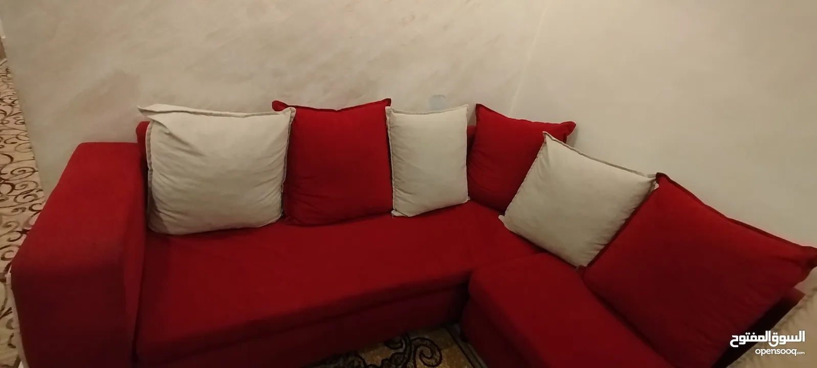 طقم كورنر 9  مقاعد بحالة جيدة جدا لون خمري وبيج