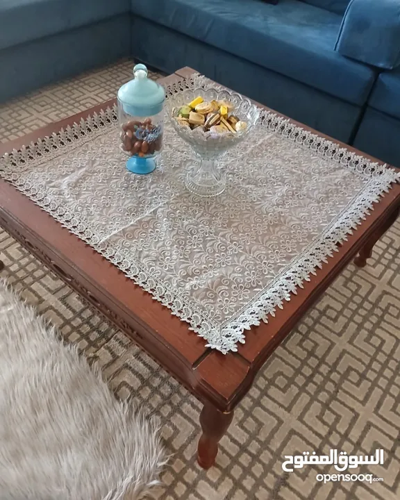 طاولة وسط مع طاولتين جانبيات