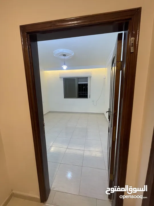 شقه بمدخل مستقل فاخره ومميزه  طابق ارضي مجمع عمان جديد