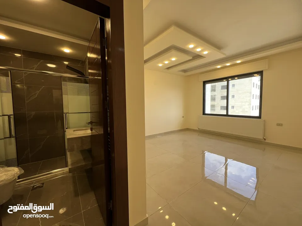 شقة أرضية فاخرة للبيع طريق المطار الحويطي خلف المدارس العالمية .. بسعر لقطة