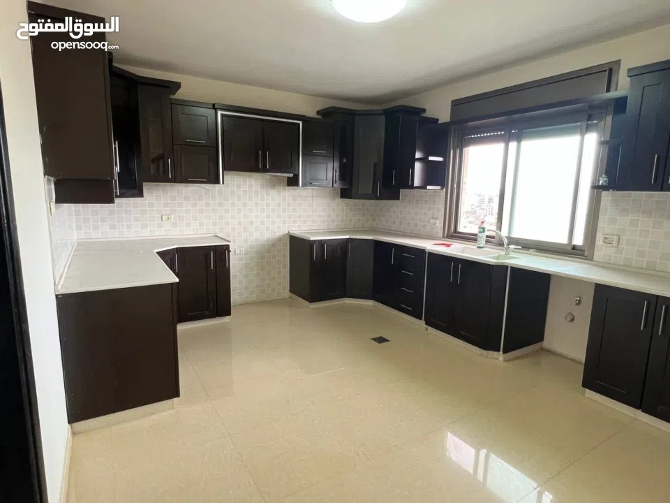 شقه فارغة للايجار في الارسال قرب مسجد الكوثر