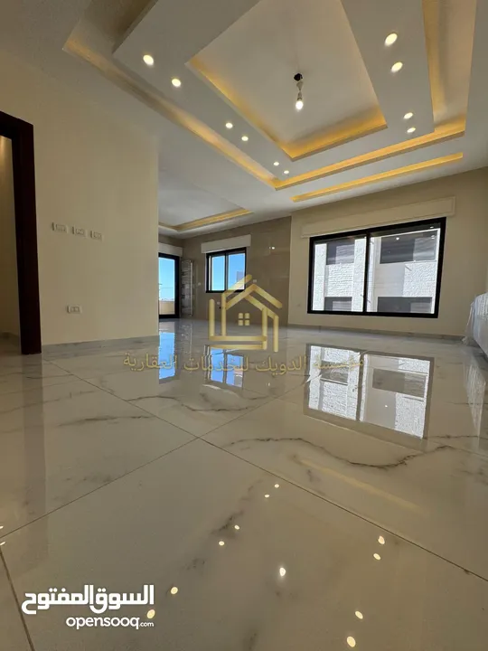 لم تسكن - تشطيبات فاخرة - طريق المطار - 4نوم - 230م - بإطلالــــه بانوراما - تستحق المشاهدة