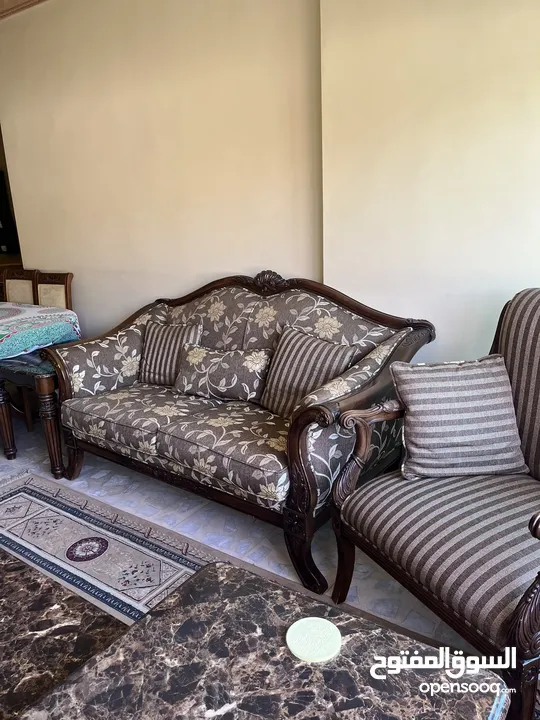 ‏طقم كنب كلاسك رخام للبيع بحالة ممتازة