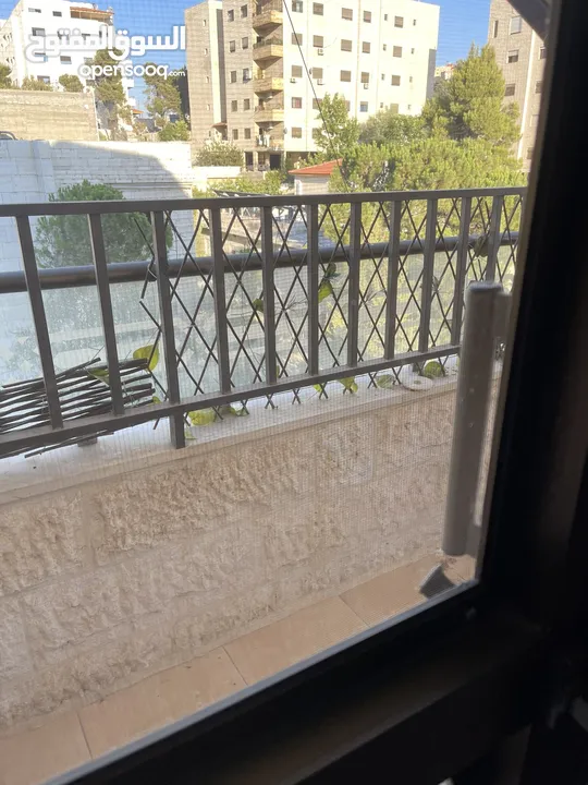 شقة ثالث مع روف للبيع في منطقة الكمالية