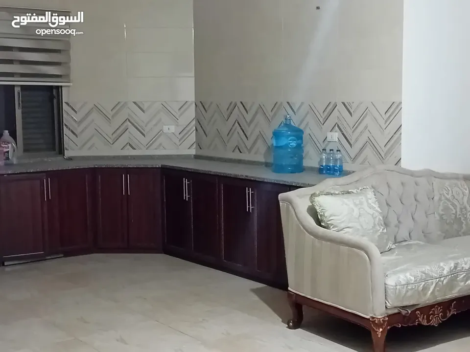 شقه ارضيه مع تراس مفروشه لايجار للعائلات فقد