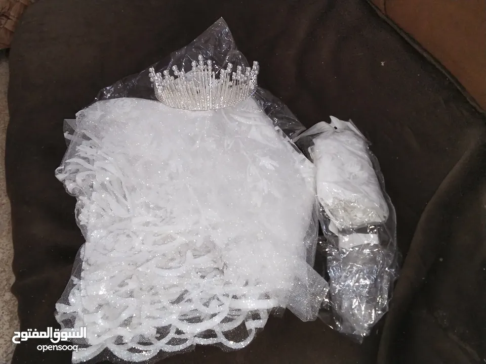 مستعمله معها تاج طرحه
