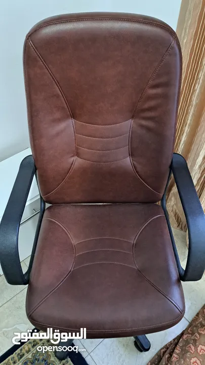 كرسي جديد لم يستخدم  بعد