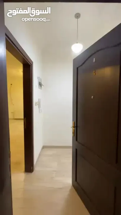 شقة سوبر ديلوكس فارغة أرضي معلق في دير غبار للإيجار السنوي من المالك مباشرة