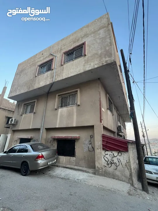 بيت كبير 3 طوابق وتسوية على شارعين موقع مميز