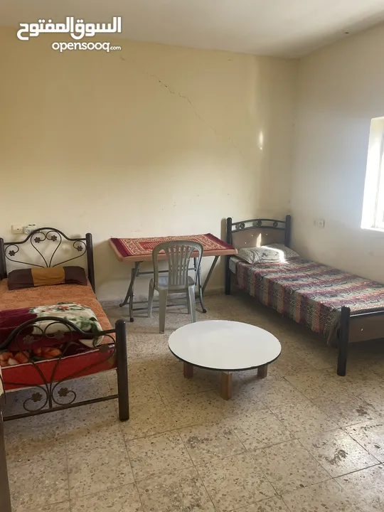 غرفة للإيجار تتسع لشخصين مفروشة جزئيا درج بدون أصانصيل في أم الشرايط