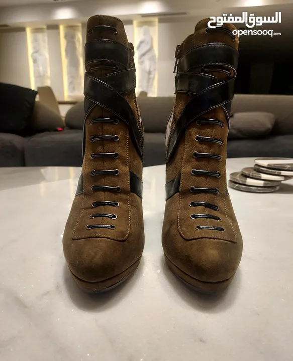 Charles & Keith Cross-Strap brown Boots حذاء بني من تشارلز آند كيث بأحزمة متقاطعة