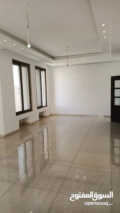 شقة مميزة جداً للبيع الطابق الارضي مساحة الشقة الكلية 337م  مع ترس 150م/ خلدا
