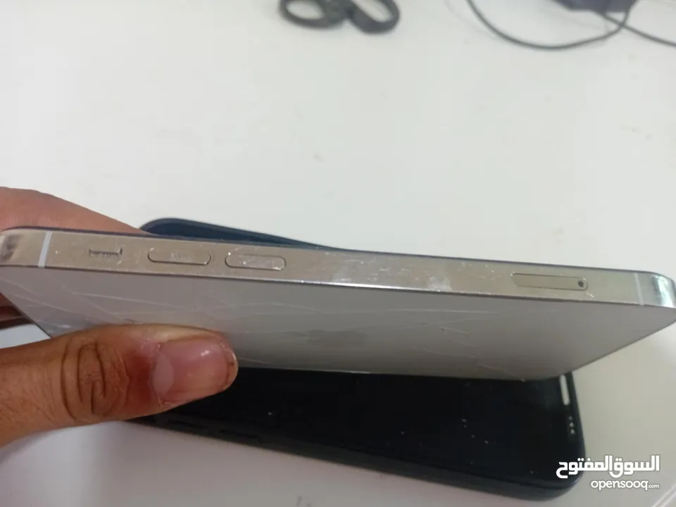 ايفون 12 pro البطارية 88 الأصلية الجهاز نفظيف وسريع وفيس إيدي شغال ميه بالميه بس مشعور الباك الخلفي