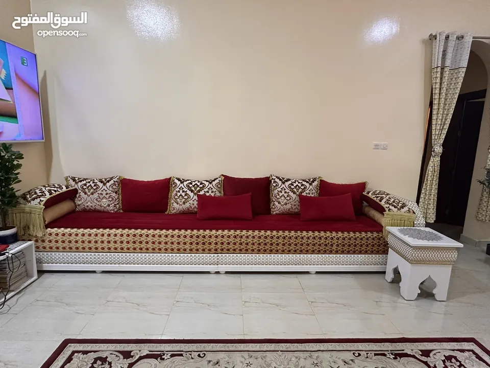 كنب مجلس رائع مع الطاولات
