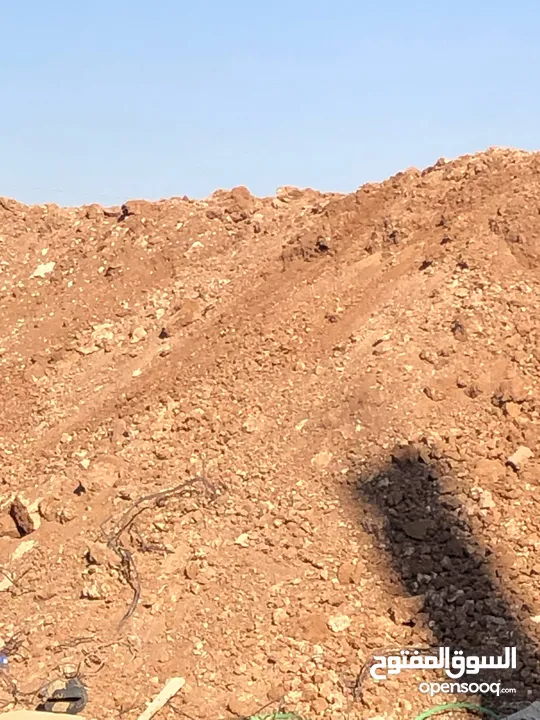 تراب أحمر بلاش