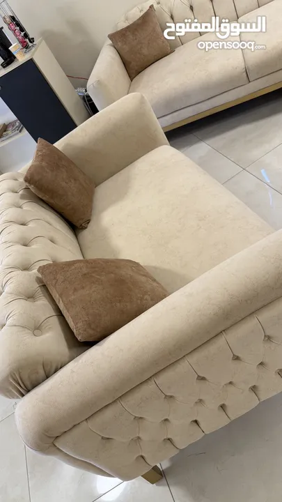 طقم كنب مع طاولات فاخر جداً 7 مقاعد