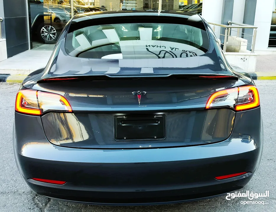 تيسلا 2023 model 3 فحص كامل اوتوسكور +B بحالة الوكالة لون فيراني مميز للبيع بسعر لقطة ومحروووق
