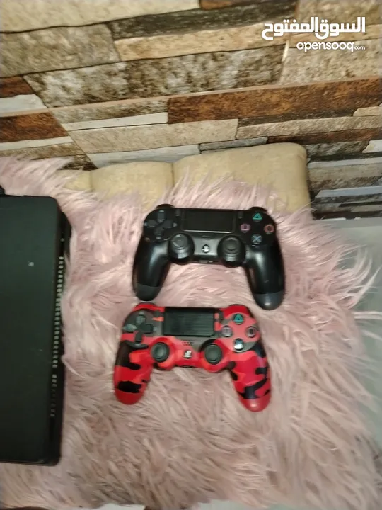 بلاستيشن 4للبيع مع ثلاث أيادي