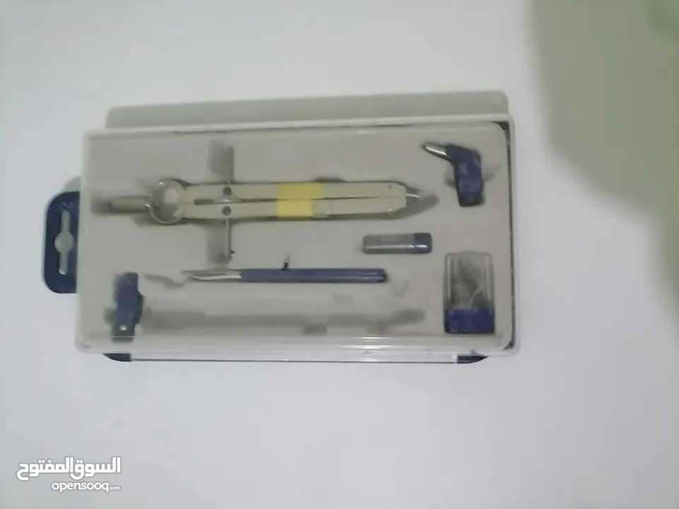 ادوات واثاث رسم هندسي لطالب هندسة العمارة بحالة جيدة، استخدام مهندسة الادوات استخدام بسيط بحالة ة