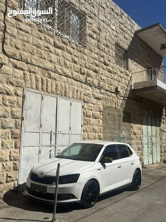 سكودا فابيا ترخيص 2015 للبيع كاش أو دفعه وشكات السياره جديده ما شاء الله.