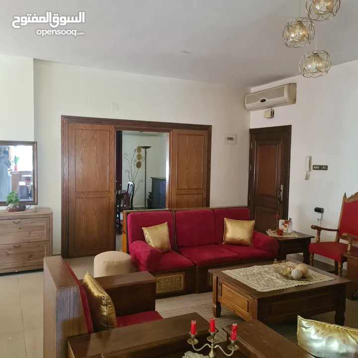 شقة في عمارة عائلية للبيع في إسكان الضباط مرج الحمام. شارع جانبي هادئ