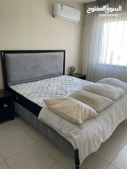 تخت مع طاولات جانبية و فرشة