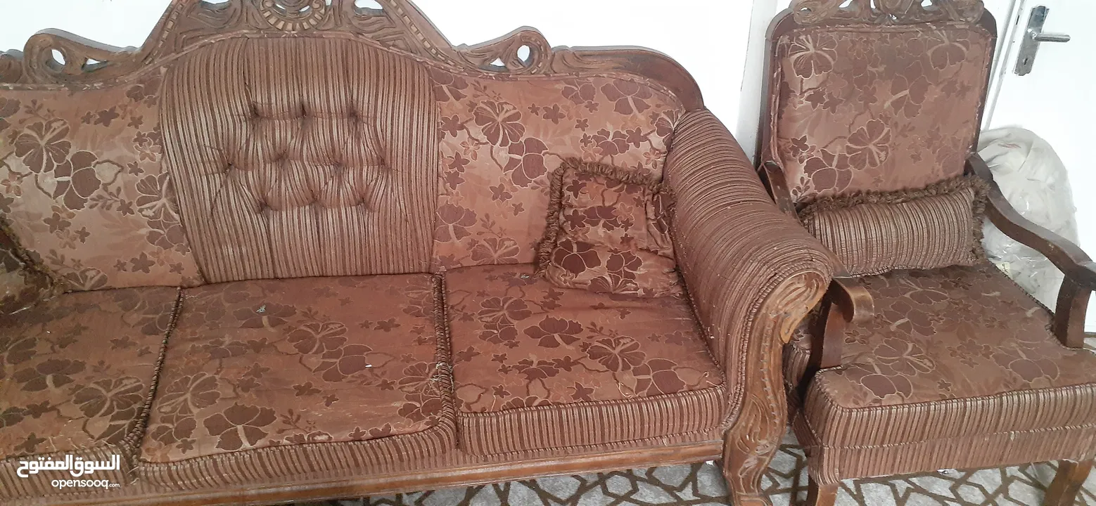 طقم كنب 7مقاعد وطقم طربيزات 2صغير و1كبير