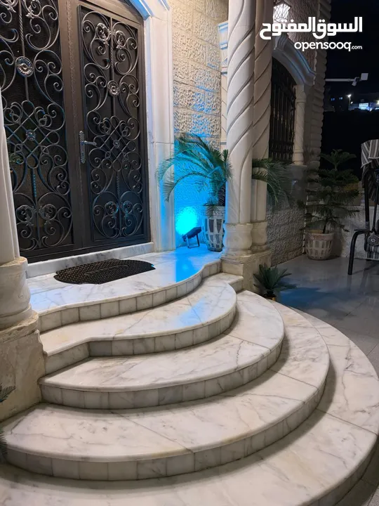 بيت مستقل طابقين والبناء جديد مساحه الارض 330 م مساحه البناء كل طابق 170 م واجهه حجر منطقه ام نواره