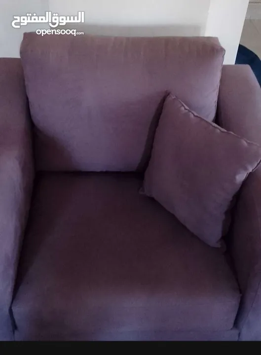 طقم كنب مع طاولة صغيرة