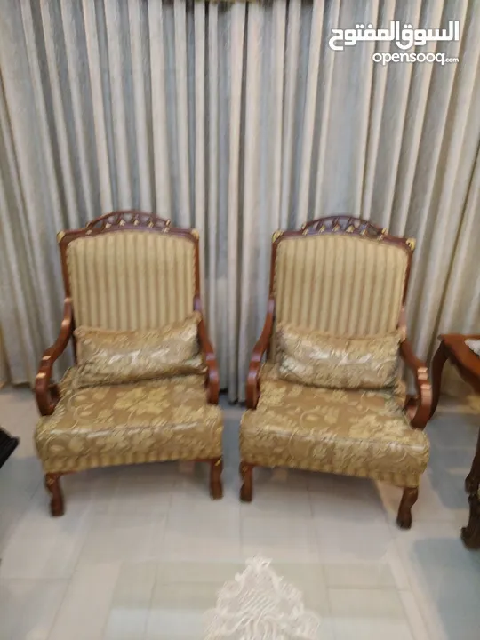 بيع  طقم ضيوف عشره مقاعد مكون من ثلاثيه ومجوزتين وثلاث مفارد استعمال قليل.مع برادي عدد2 عرض 290