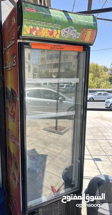 ثلاجات + ماكينات سلاش  عدد 2 مستعمل اقل من شهر والكفالة موجودة دمبر  مع الطاولة