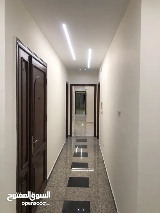 شقه سوبر ديلوكس البيع في ضاحيه الرشيد طابق اول  ثلاث بلكونات بسعر مغري