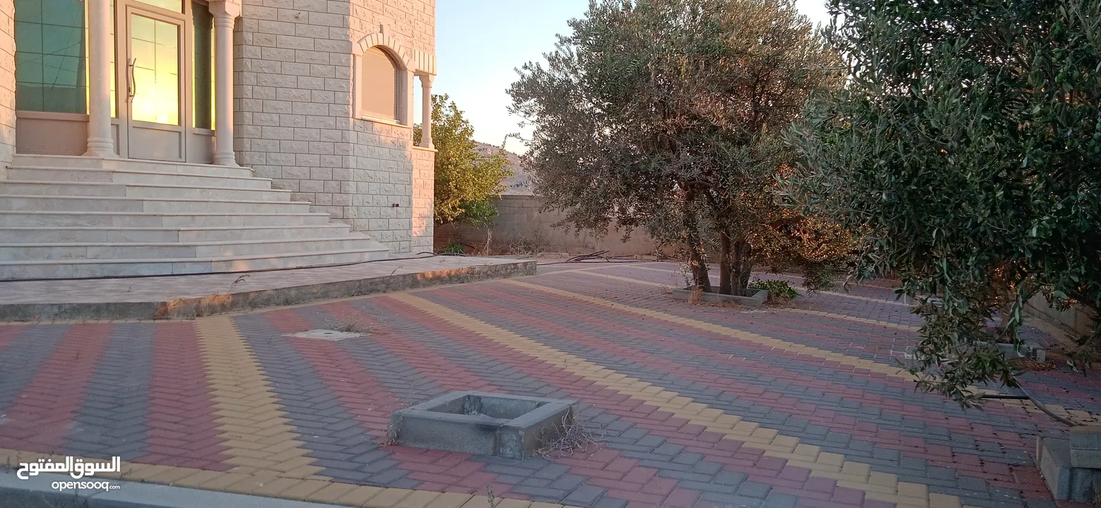 فيلا مميزة حجر اربع جهات في الباذان للبيع