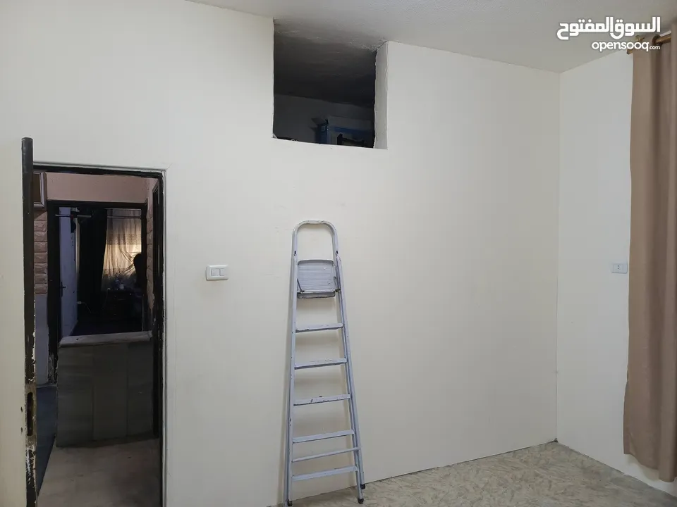 شقه ارضيه للبيع كاش او اقساط عن طريق البنك العربي الإسلامي الدولي في عمان حي نزال على الشارع الرئيسي