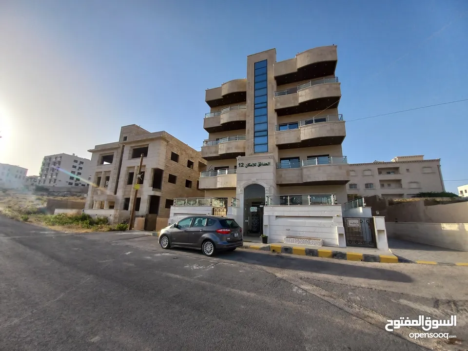 شقة أرضية مساحة 160م مع تيراس و موقف خاص حي المنصور شارع الأردن تشطيب ديلوكس.