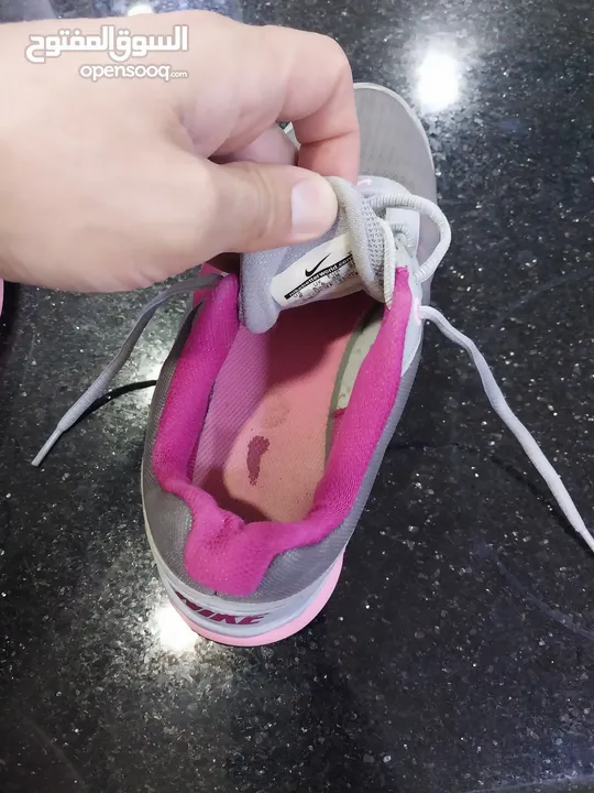 حذاء رياضي نايك NIKE للمشي والجري لمسافات طويله مريح جدا اصلي مقاس 39 استعمال خفيف بحال الوكاله مريح
