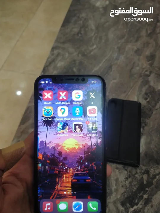 هاتف ايفون X نظيف جدا استعمال شهرين  مش مغير اشي.  بطاريه 99. غير قابل للبدل   اقرا الوصف