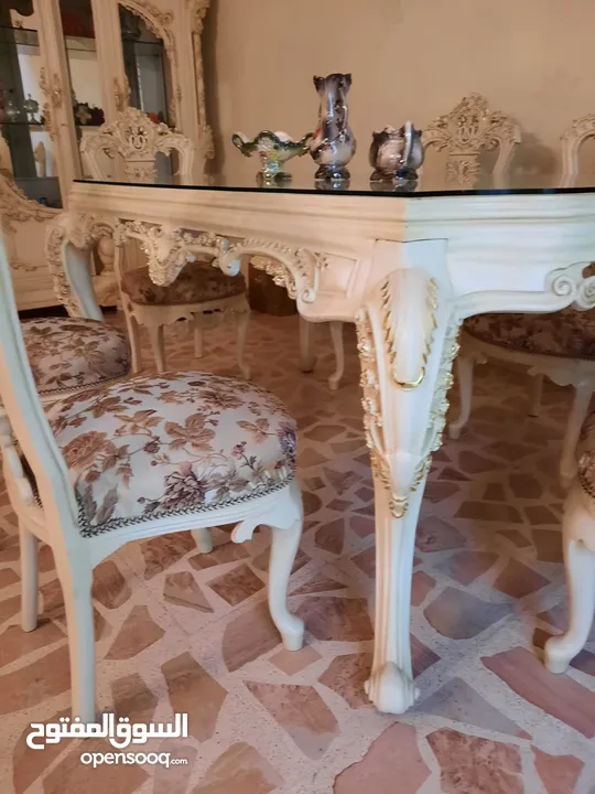 طاولة سفرة وفضية مصري حفر من الطراز الرفيع .   كراسي خشب زان عدد ( 8 ) .   فضية بتطريزة فاخرة