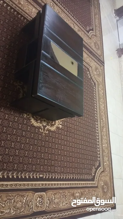 طاولة سفرة وسرير بيبي وطاولة وسط وسجادتين