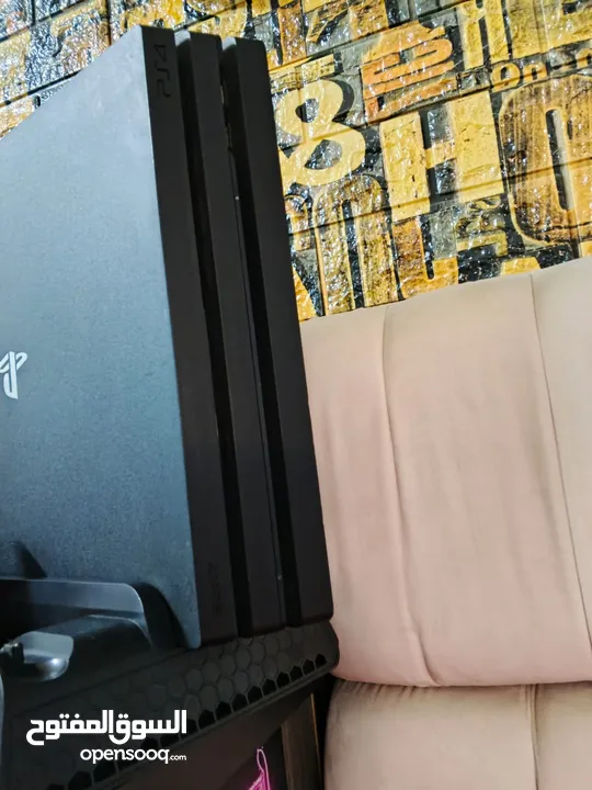 PS 4 PRO 1000 GIGA مع ايدين اصليات  والسعر نهائي لو سمحتو الجهاز صلاة النبي ما بشكي من اشي