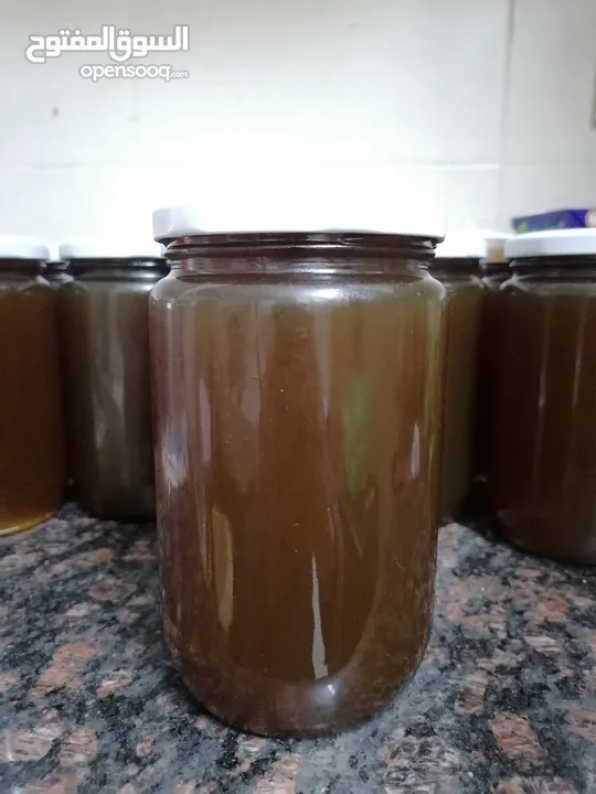 عسل طبيعي .