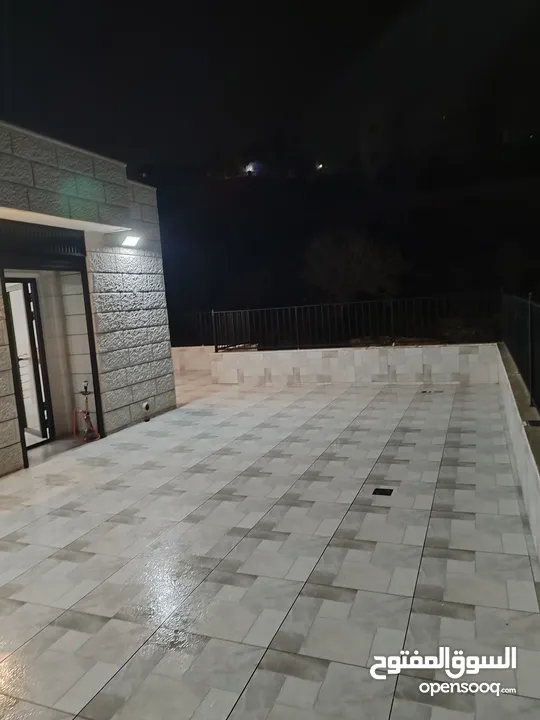 بيت جديد مكون من ثلاث طوابق مشطب غير مسكون مساحة 460 متر+70متر ترس بالقرب من شركة النزيه للبلاط