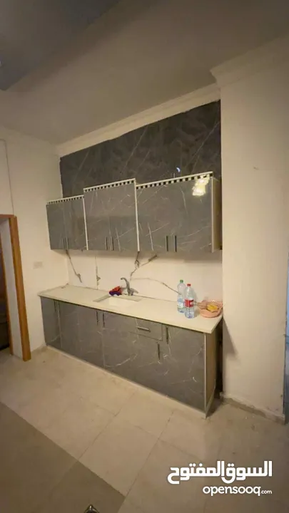 شاغر في غرفة مشتركة للصبايا