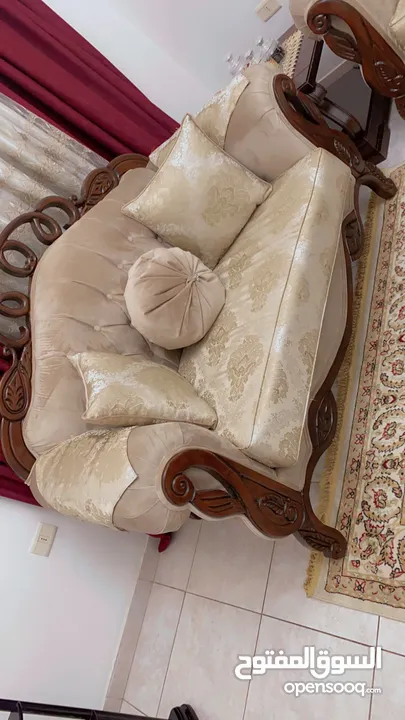 طقم كنب استعمال خفيف خشب ممتاز غير مهلوك ابدا ولا فيه اي خشط