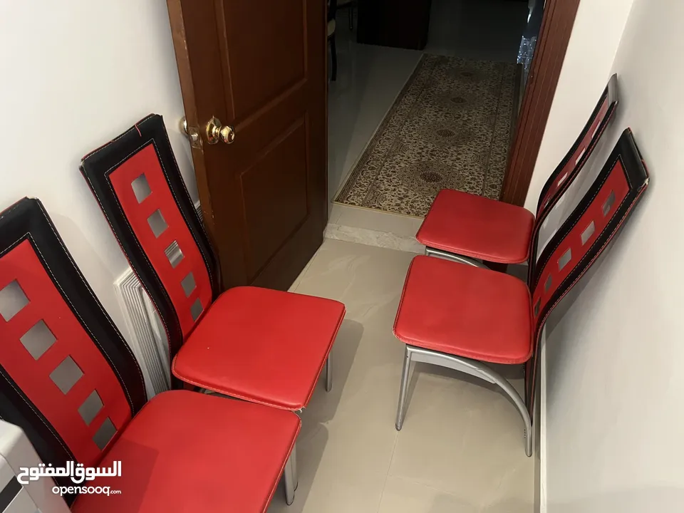كراسي مطبخ مستعمل لون احمر عدد 4 للبيع