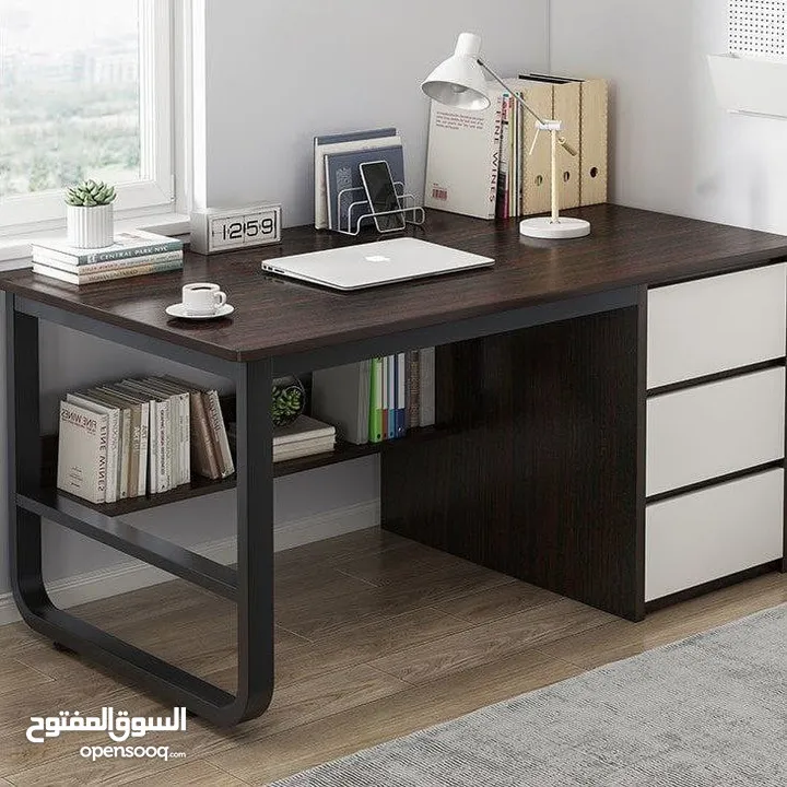 مكتب فاخر بتصميم عصري انيق  سطح خشبي متين داكن فاخر يعطي لمسة فخامة  هيكل معدني اسود قوي  3 ادراج