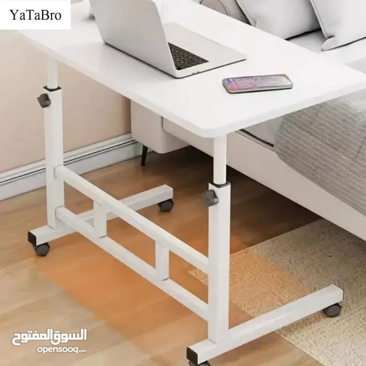 الطاولة الجانبية المتحركة – عملية وأنيقة   تصميم عصري يناسب أي زاوية بالبيت ويضيف لمسة مرتبة.
